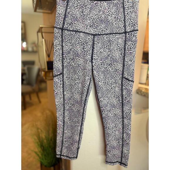 Victoria's Secret Cotton Yoga Mid-Rise Leopard Print Capri Leggings Small 2-6 - Picture 2 of 4